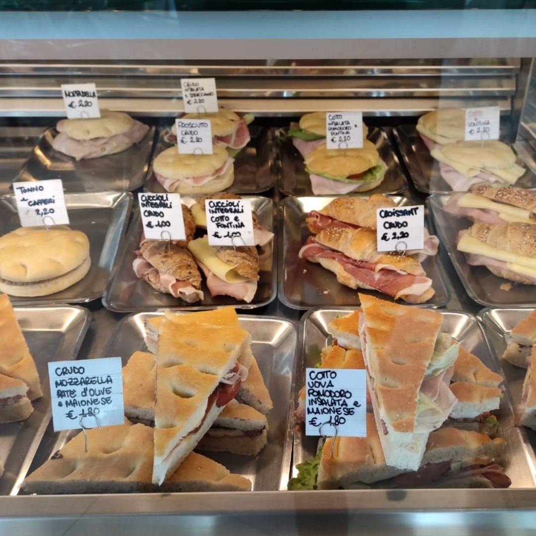 Banco del pranzo con panini, tramezzini e focacce farcite
