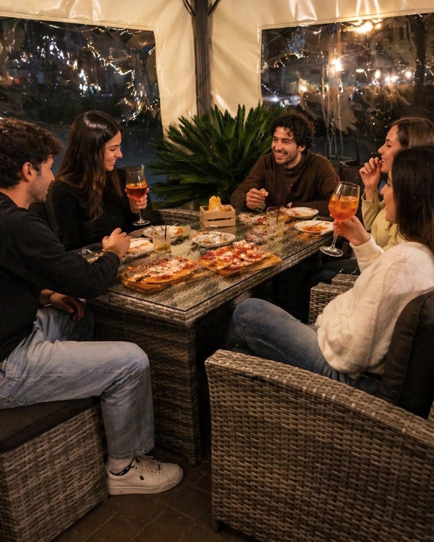 Aperitivo serale con pizza e spritz nel dehors del Tiffany
