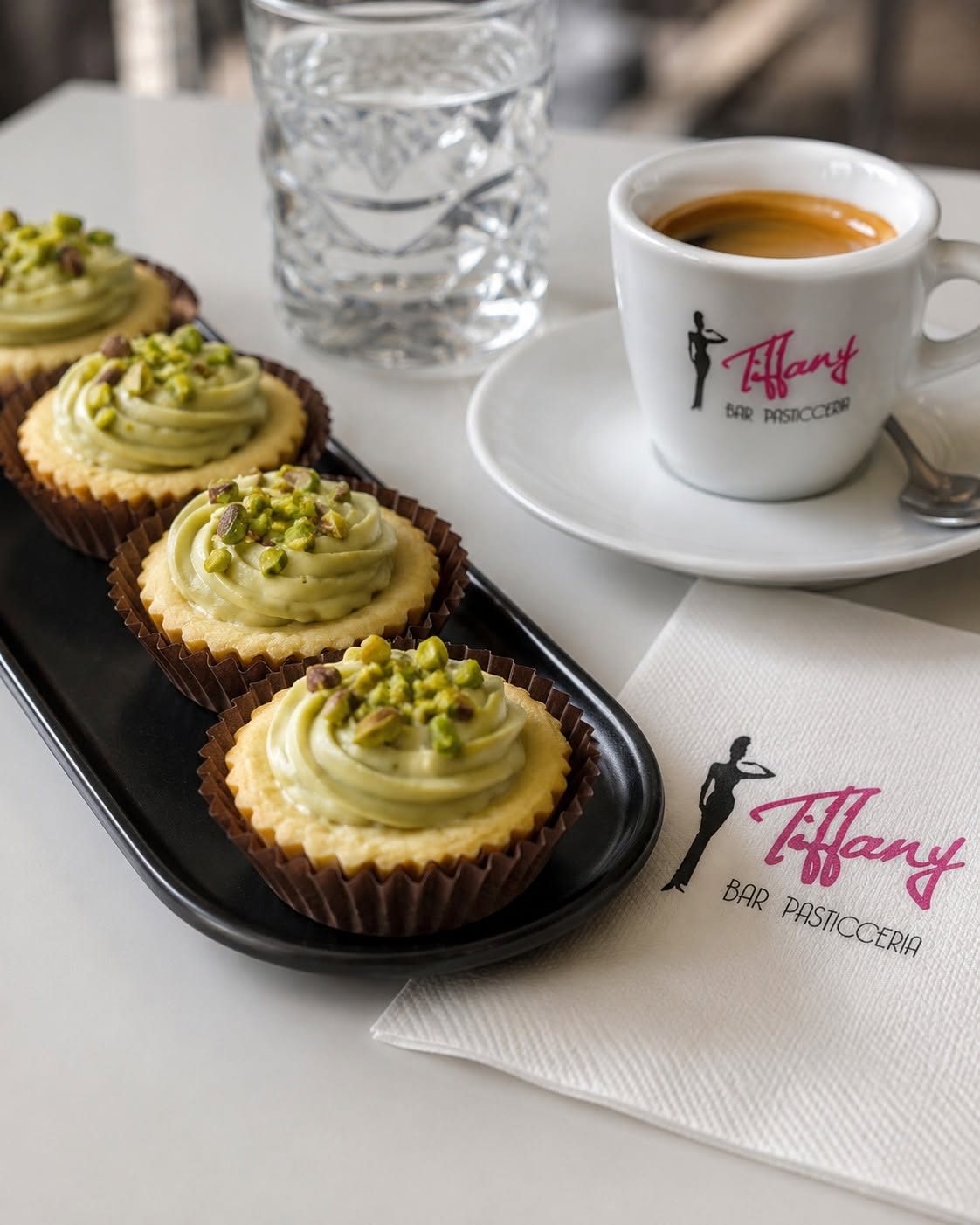 Caffè nella tazzina Tiffany con tartellette al pistacchio
