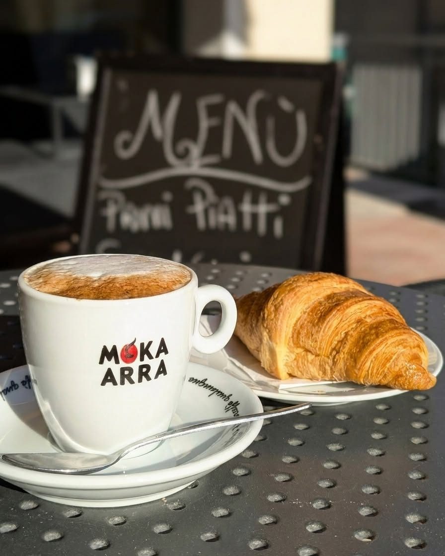 Cappuccino e cornetto per la colazione al tavolino del Tiffany