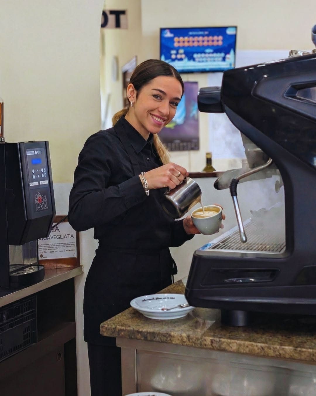 Barista del Tiffany prepara un cappuccino con latte art