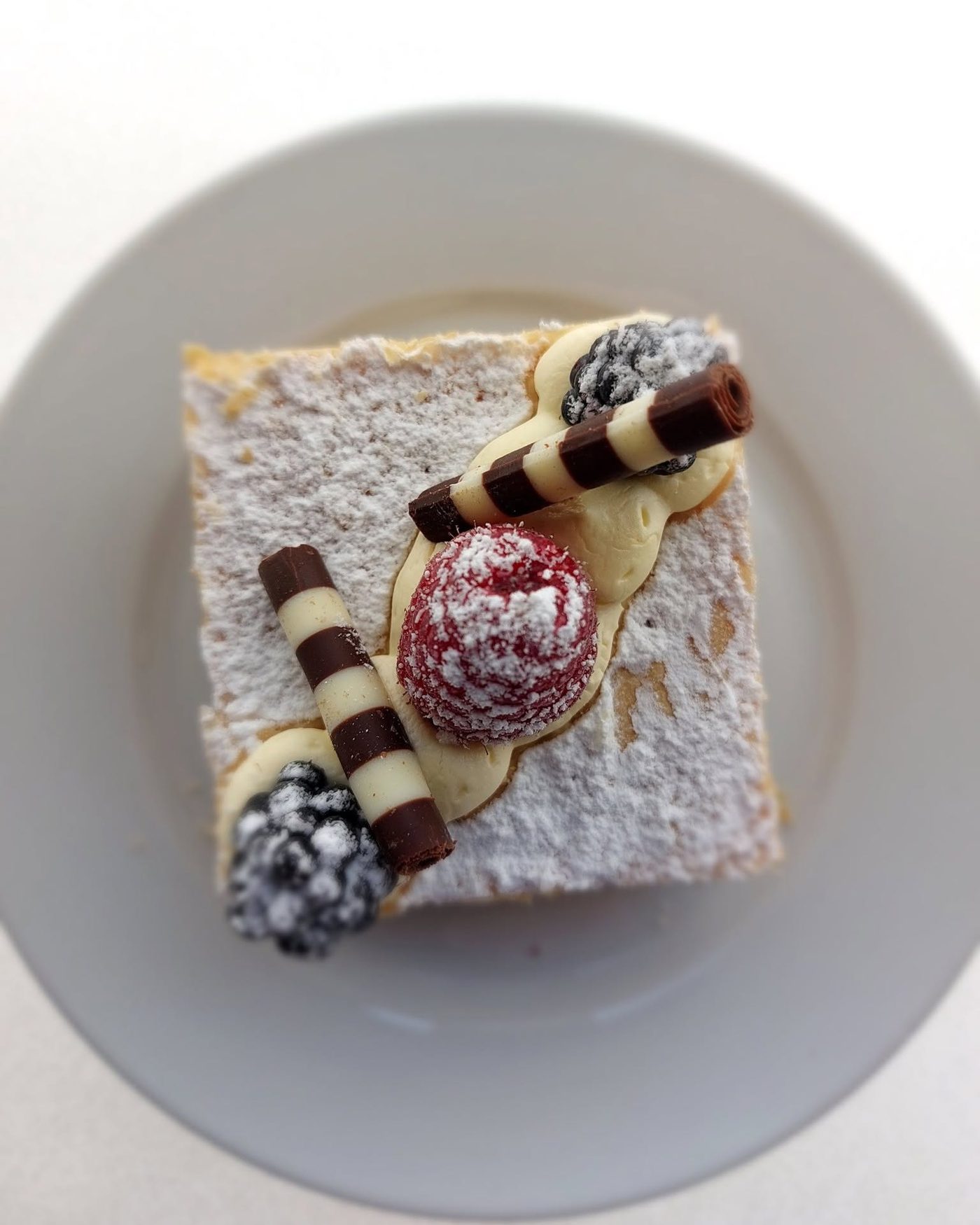 Millefoglie con crema, lamponi e more vista dall'alto