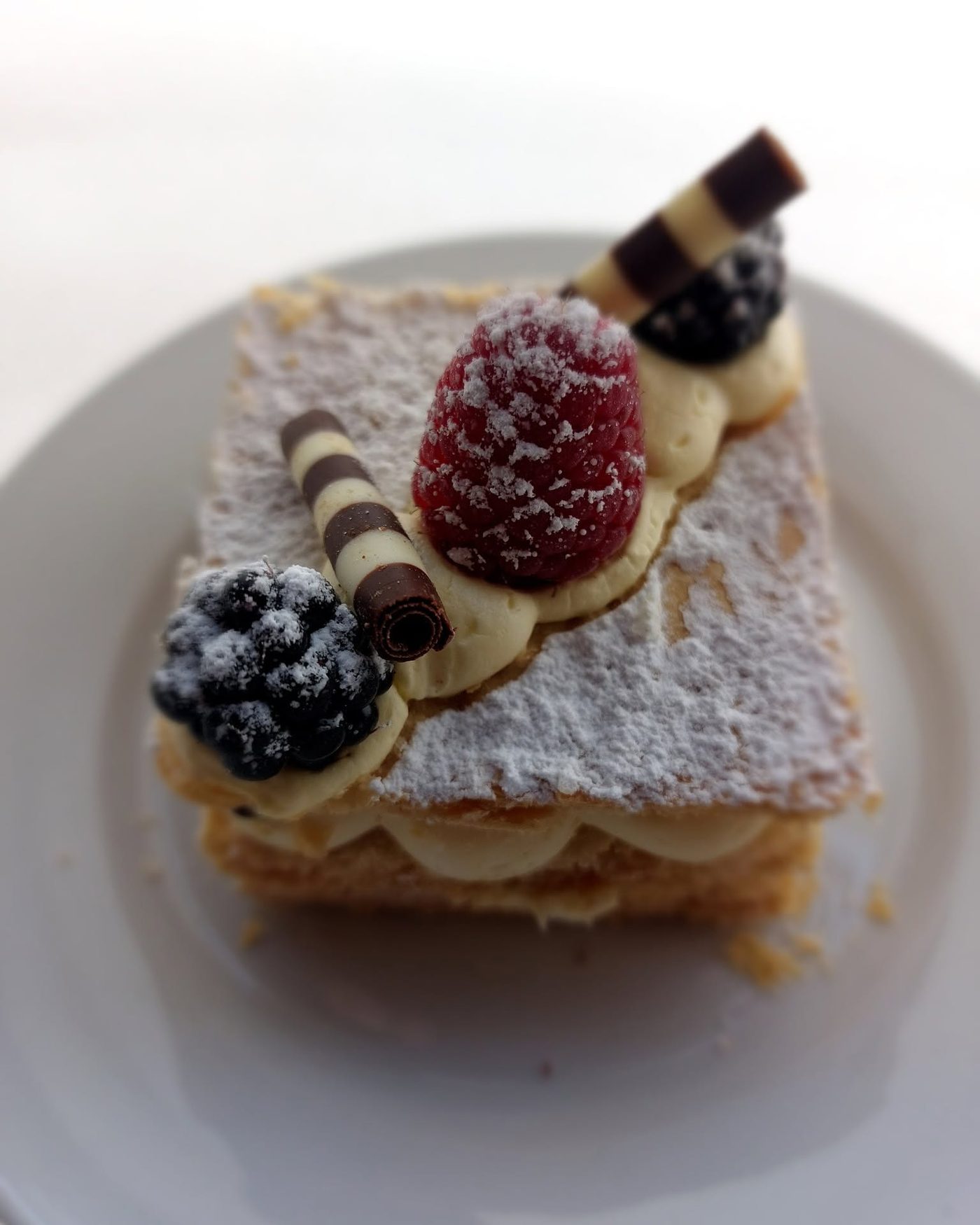 Millefoglie artigianale con crema chantilly, lampone e mora