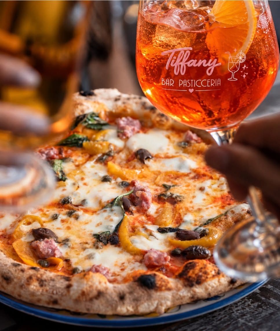 Pizza e spritz nel bicchiere Tiffany per l'Aperipizza del venerdì