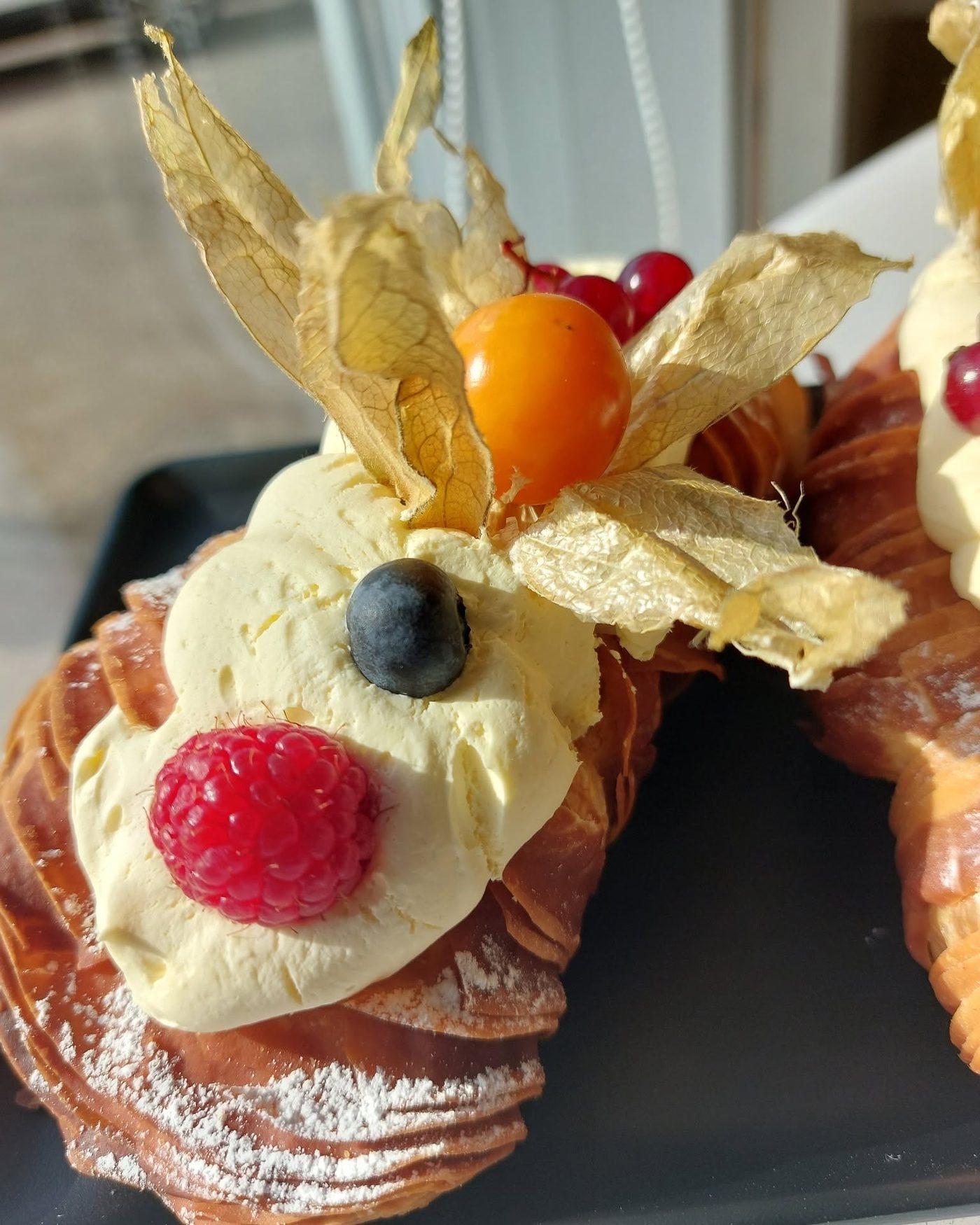 Sfogliatella con crema, lampone, mirtillo e alchechengi