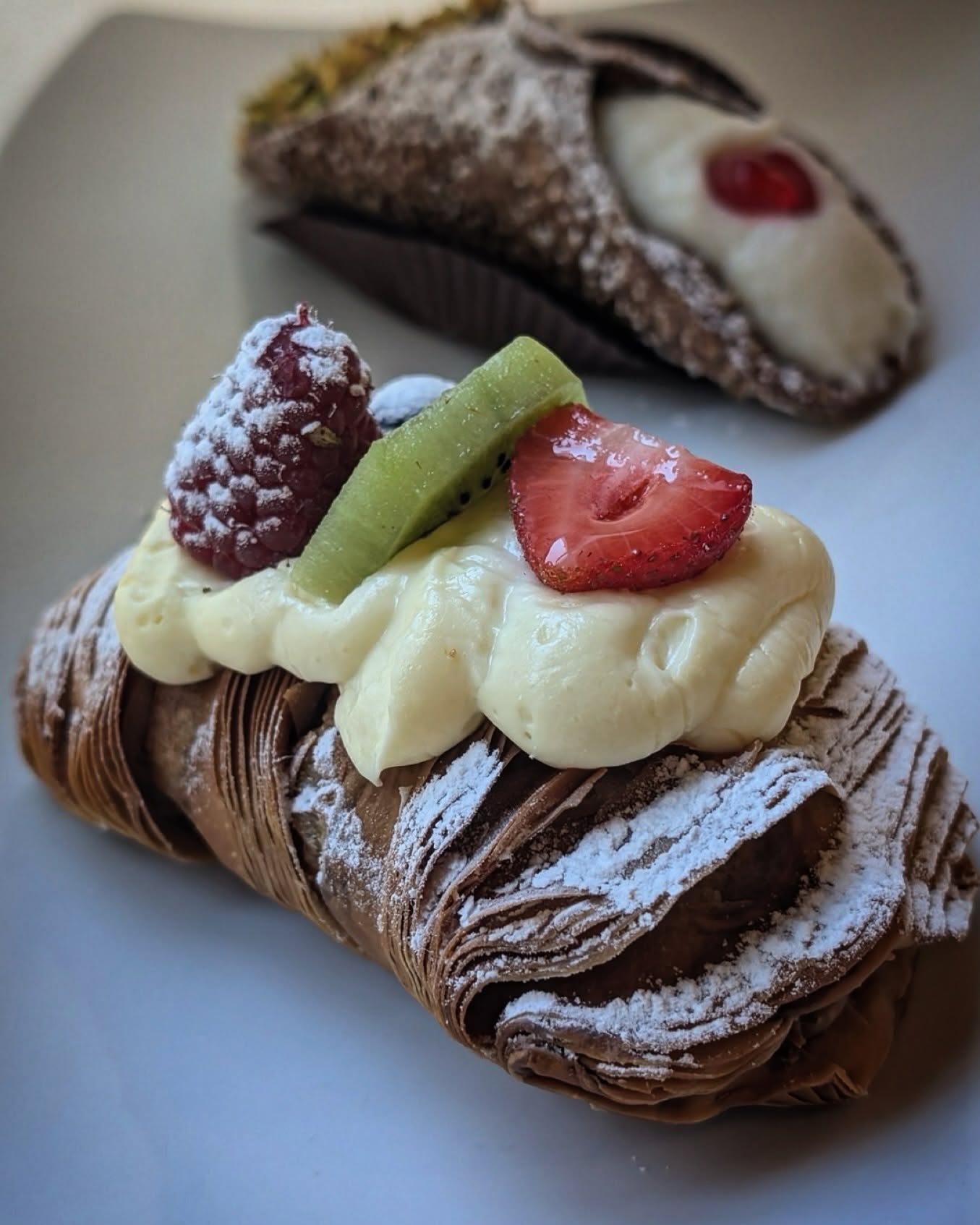 Sfogliatella con crema e frutta fresca e cannolo alla ricotta
