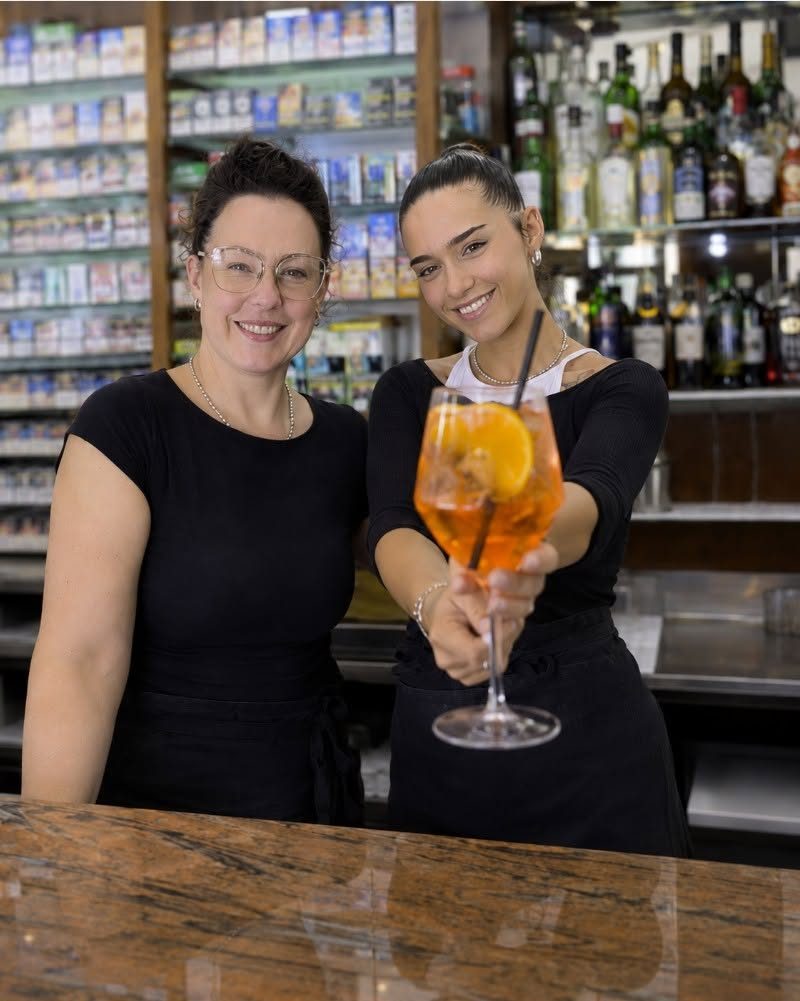 Lo staff del bar tabaccheria Quelli del Tiffany offre uno spritz al banco